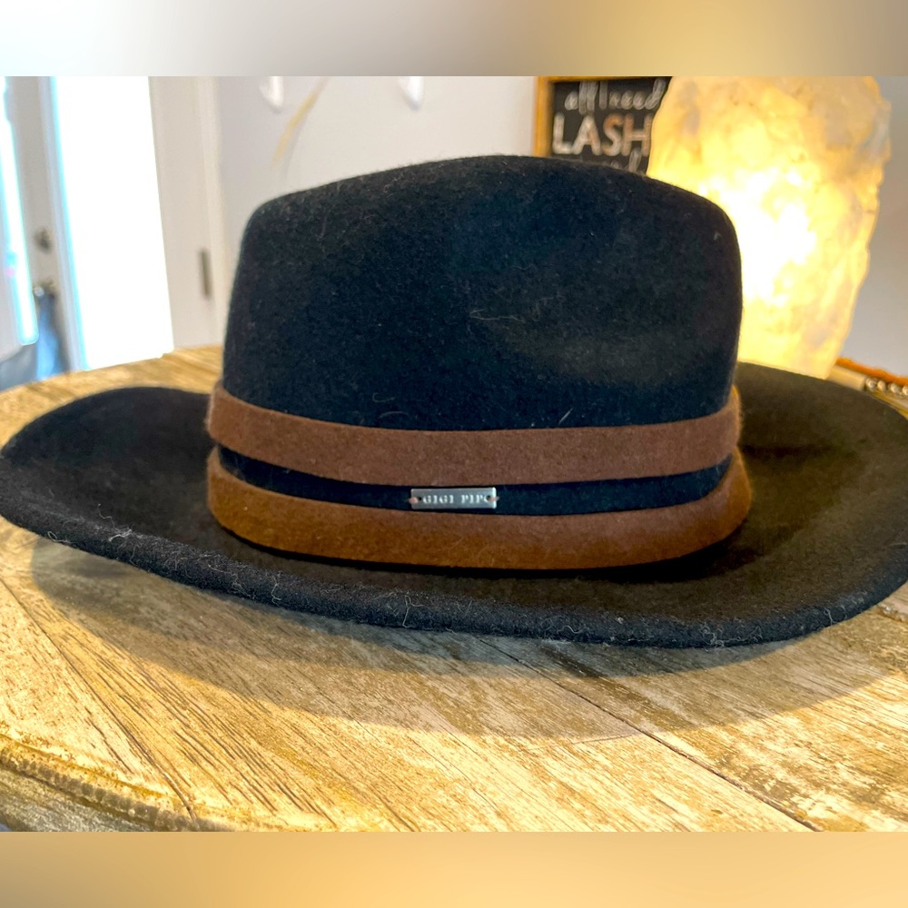 GigiPip wool non structured brim hat . Black and brown